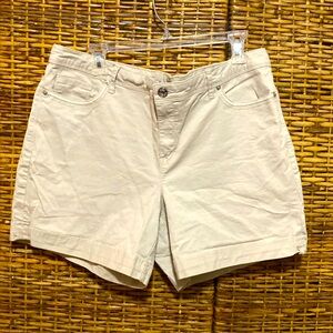 GUC Gloria Vanderbilt All Around Slimming Effect cream shorts 14
